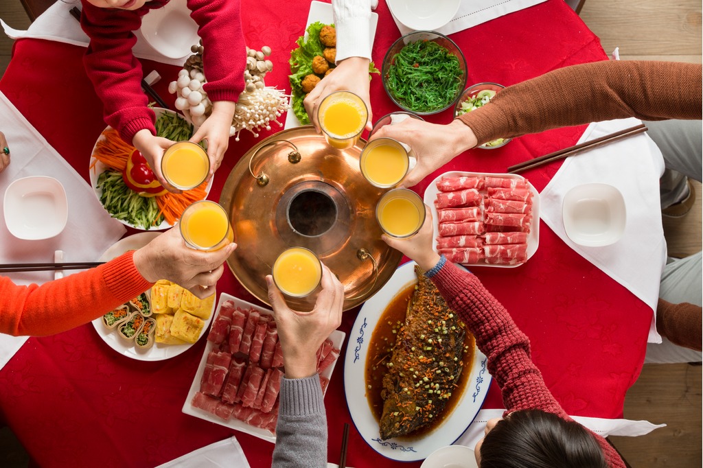 幸福家庭過(guò)年吃團(tuán)圓飯1739325917411.jpg